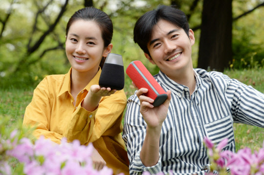 LG전자는 '포터블 스피커'가 올해 국내에서 월별 판매량이 1만대를 넘어섰다고 23일 밝혔다. 이는 지난해 월평균 판매량보다 약 2.5배 많다. 소비자 요구를 구체적으로 반영한 상품 전략과 소비자들이 제품의 활용도를 직접 보고 느낄 수 있도록 한 매장 진열, 아티스트들과 협업해 제품 인지도를 높인 마케팅 등으로 판매량이 빠르게 증가했다고 LG전자 측은 설명했다.